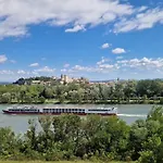Charmante Petite Maison Avec Vue Panoramique, En Centre Historique, Proche D'avignon, Ancienne, Rénovée, Climatisée, Terrasse, Parking Public Gratuit Casa vacanze
