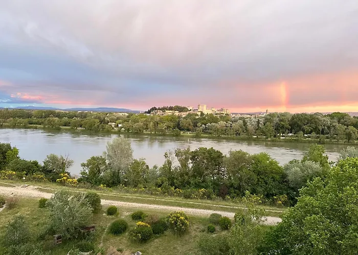 Charmante Petite Maison Avec Vue Panoramique, En Centre Historique, Proche D'avignon, Ancienne, Renovee, Climatisee, Terrasse, Parking Public Gratuit *
