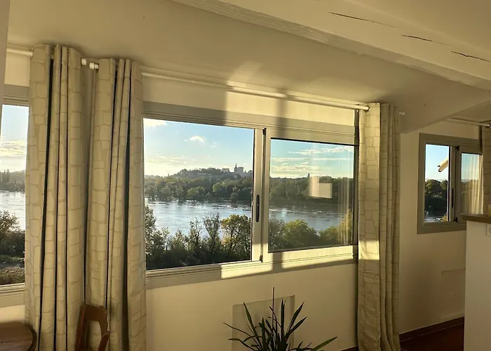 Charmante Petite Maison Avec Vue Panoramique, En Centre Historique, Proche D'avignon, Ancienne, Renovee, Climatisee, Terrasse, Parking Public Gratuit
