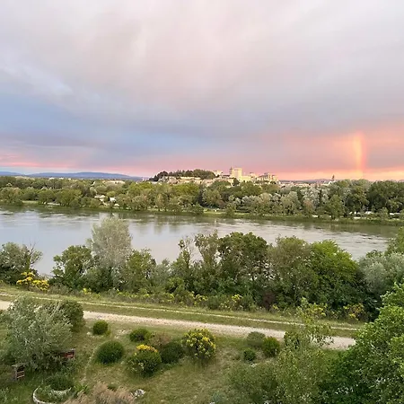 Charmante Petite Maison Avec Vue Panoramique, En Centre Historique, Proche D'avignon, Ancienne, Rénovée, Climatisée, Terrasse, Parking Public Gratuit *