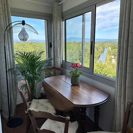 Charmante Petite Maison Avec Vue Panoramique, En Centre Historique, Proche D'avignon, Ancienne, Rénovée, Climatisée, Terrasse, Parking Public Gratuit Hébergement de vacances *