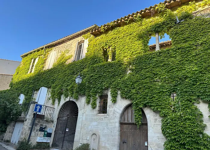 Charmante Petite Maison Avec Vue Panoramique, En Centre Historique, Proche D'avignon, Ancienne, Renovee, Climatisee, Terrasse, Parking Public Gratuit بيت للعطل فينوف ليز أفيجْنْ